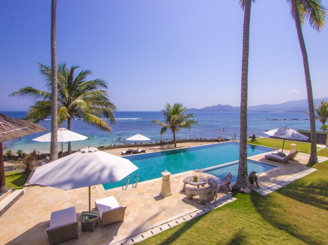 6 Bedrooms Villa