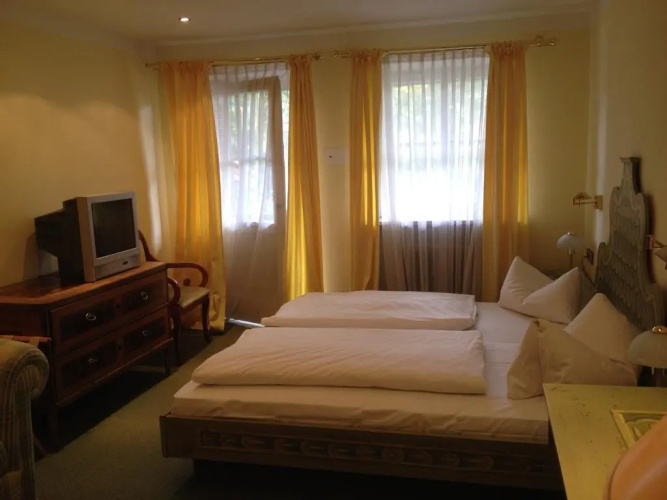Carrera Hotel Overview