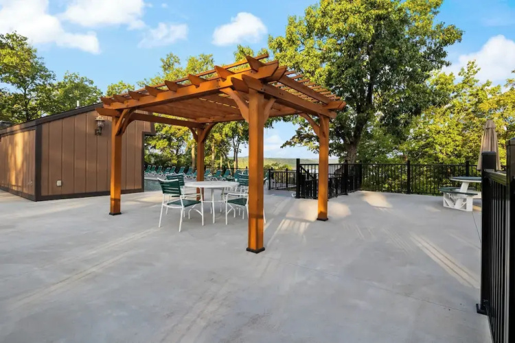Studio Room w/ Pools, Private Deck -close to Water