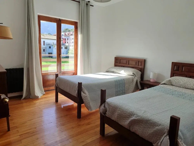 Charming 6-bed Chalet in Llanes