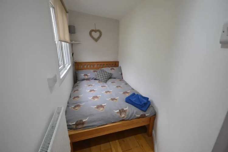 2-bed Cabin Sleeps 4 -small Pets Ok -free Parking