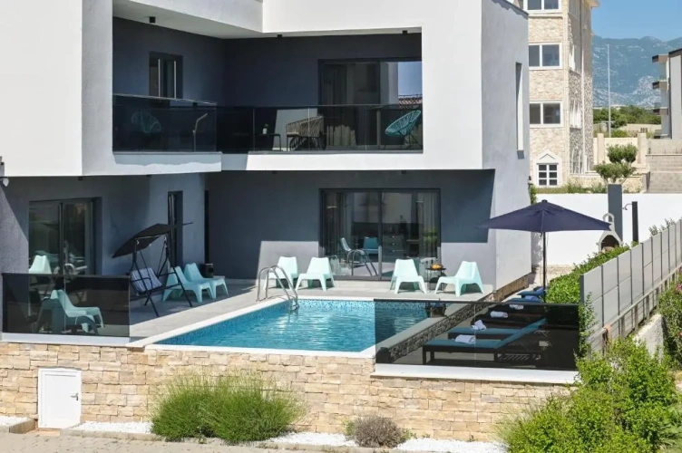 1 Bedroom Apartment with pool view