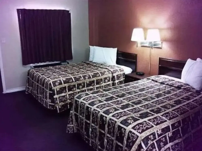 Deluxe Inn Motel