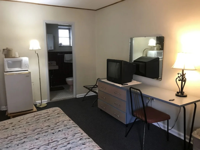 Colonial Hotel-Motel