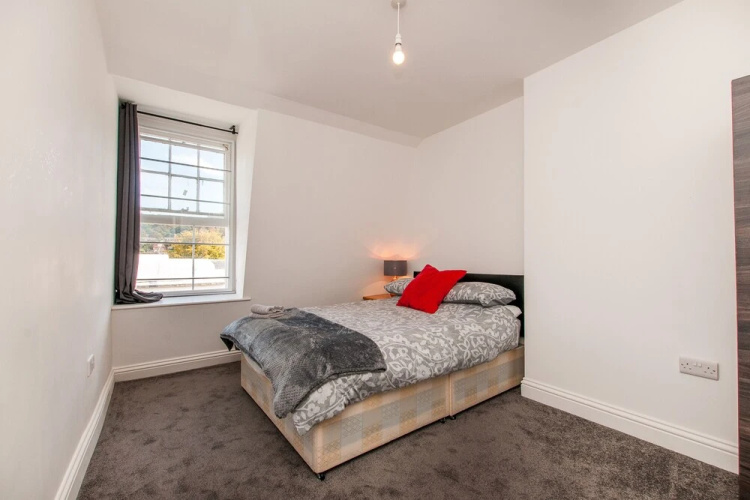 3 Bed Flat in Pedestrianized High Street
