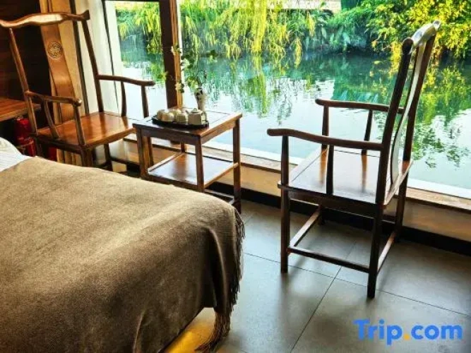 Standard Twin room with canal view