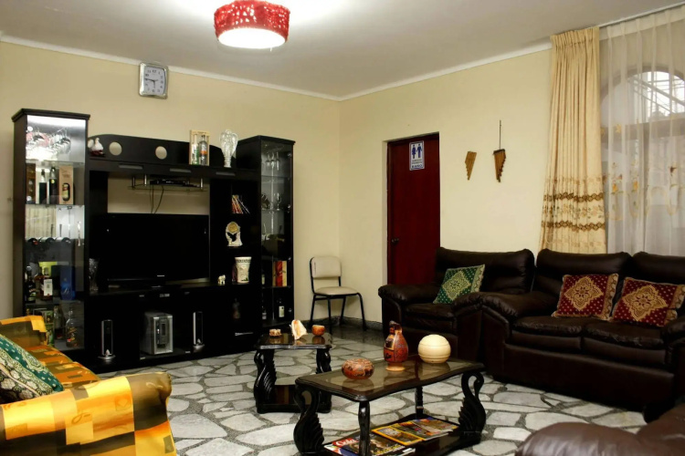 LYNIK La Casa de Blanca