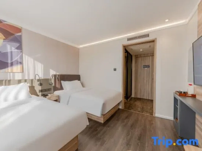 Standard Twin room with street view