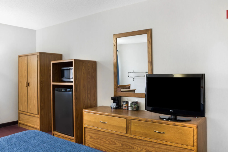 EverSpring Inn & Suites