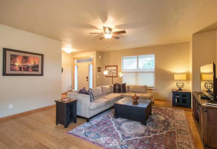Redtail 30 Day Minimum 3 Bedroom Home by RedAwning