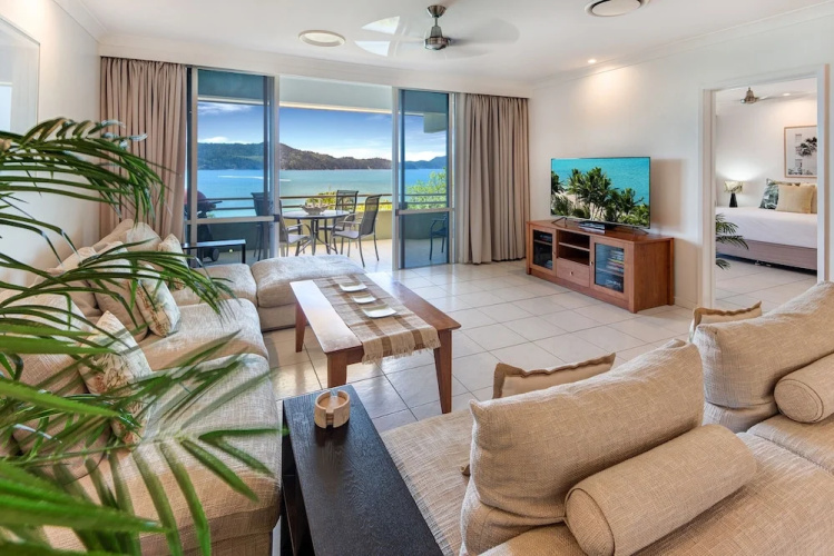 Lagoon 206 on Hamilton Drive