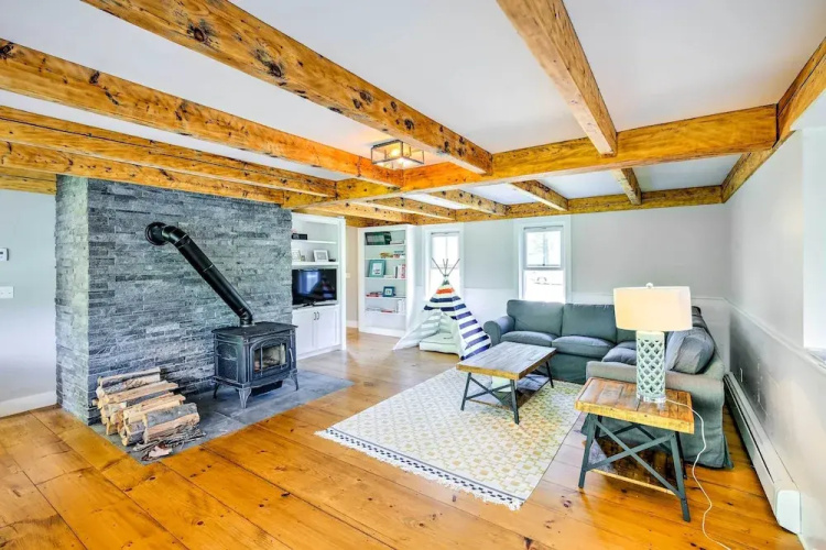 Pet-friendly House w/ Deck - 10 Mi to Stowe Mtn!