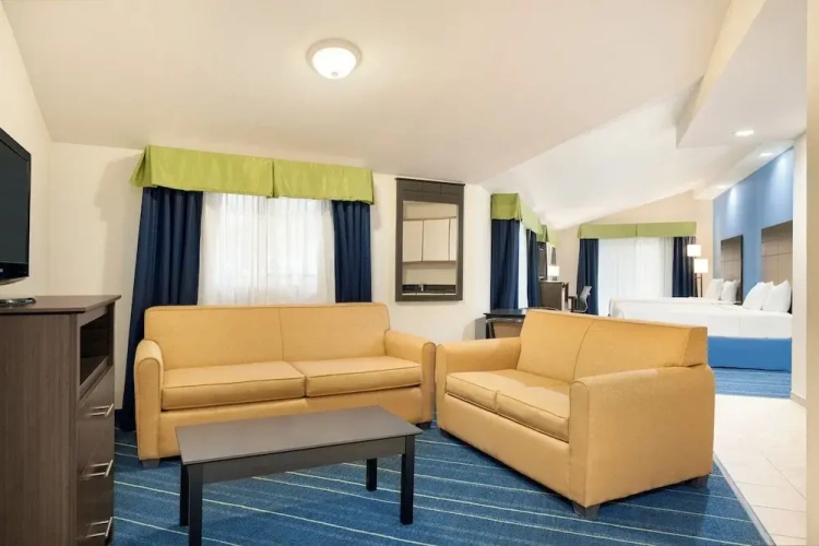 Deluxe Quadruple Suite