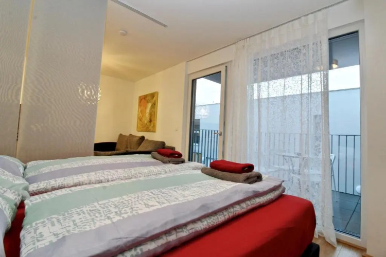 Balcony/Pool/Free Parking Garage Studio