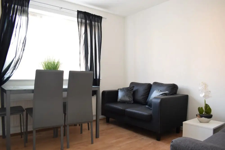 Bright 2 Bedroom Flat in Acton