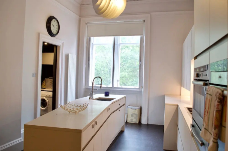 2 Bedroom Apartment With Free Parking