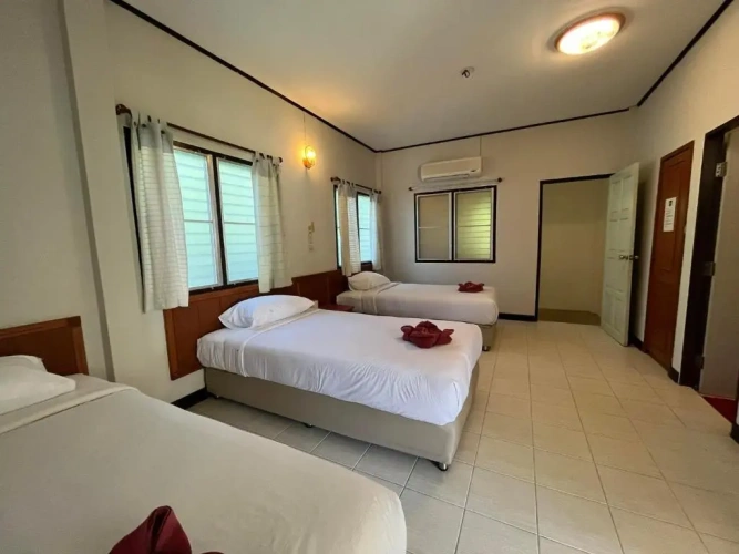 Standard Triple room with garden view