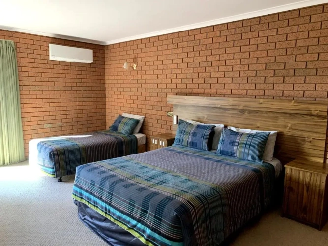 Standard Triple room