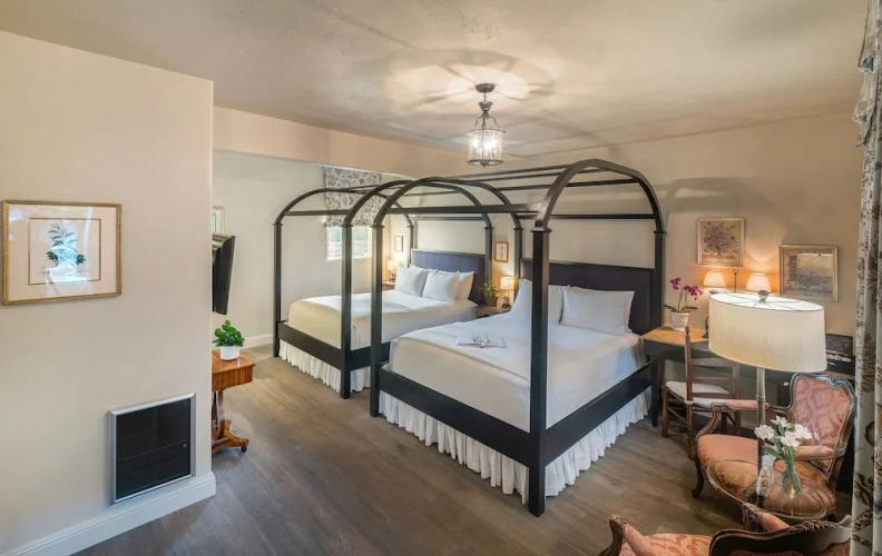 Standard Quadruple room with courtyard view