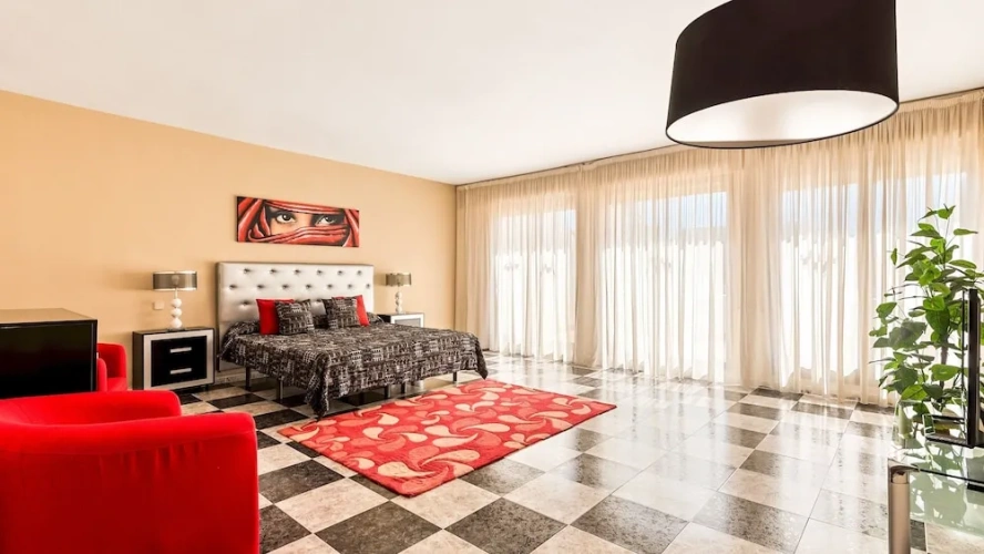 5 Bedrooms Villa