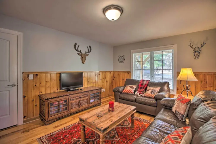 Spacious Wintergreen Resort Home w/ Hot Tub!