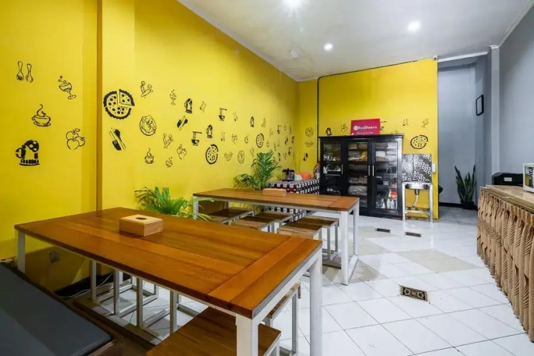RedDoorz Hostel near Trans Studio Mall