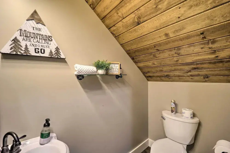 2 Mi to Slopes: Luxe Beech Mtn Cabin w/ Hot Tub
