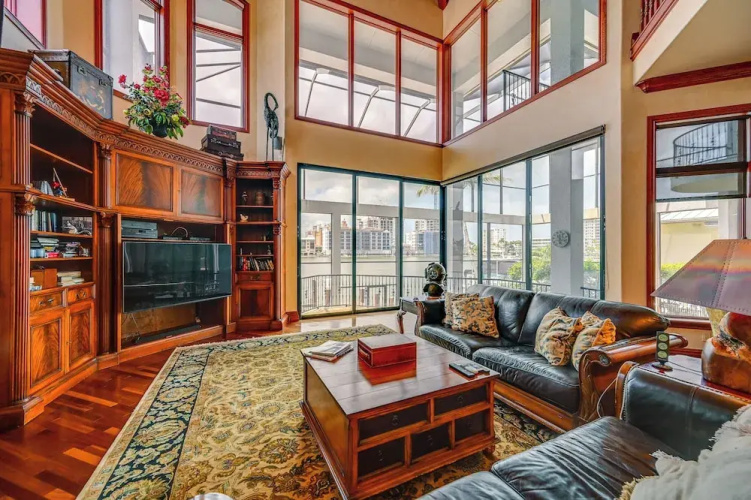 Waterfront Stunner: Effortless Elegance in Naples!