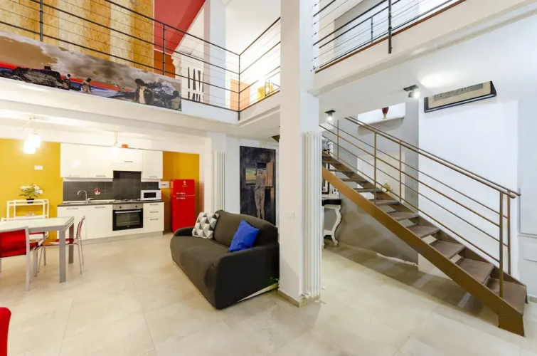 JOIVY Stylish Open-Plan Flat In Historic Centre