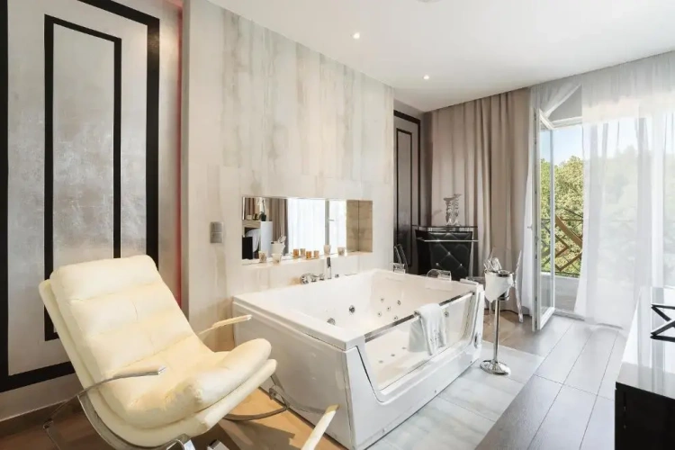 Deluxe Suite
