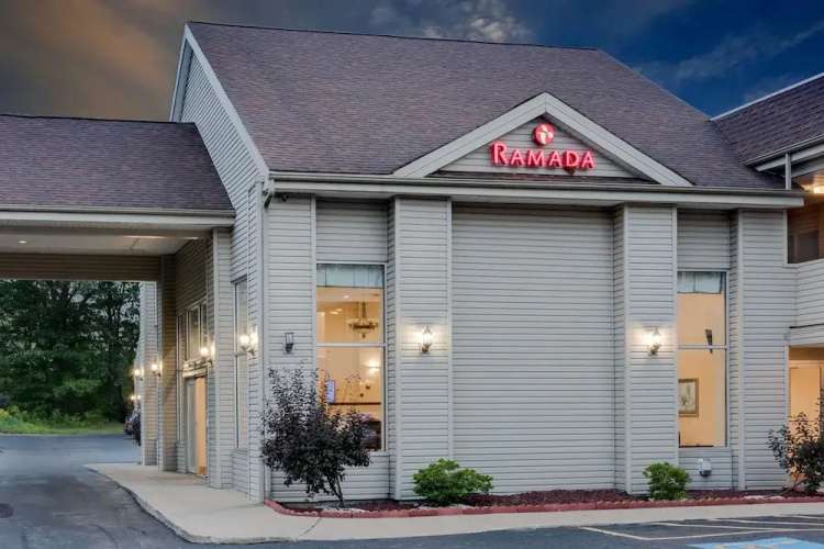 Ramada By Wyndham Cleveland Airport West - Berea, OH