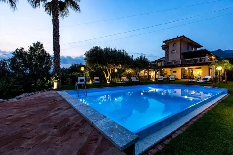 6 Bedrooms Villa