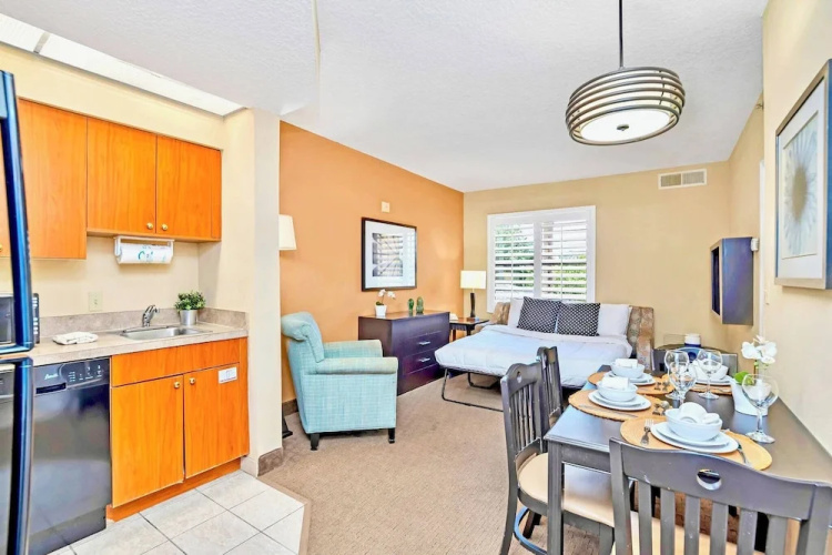 Universal Studio Condo w Pool and Hot Tub