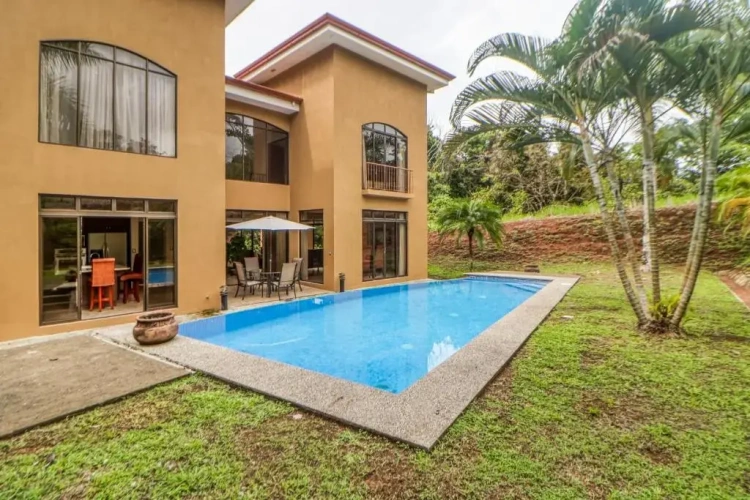 4 Bedrooms Cottage