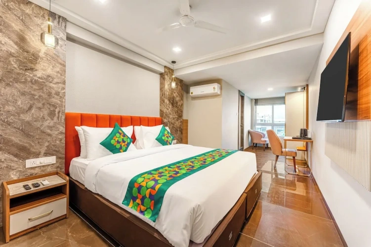 Economy room with city view