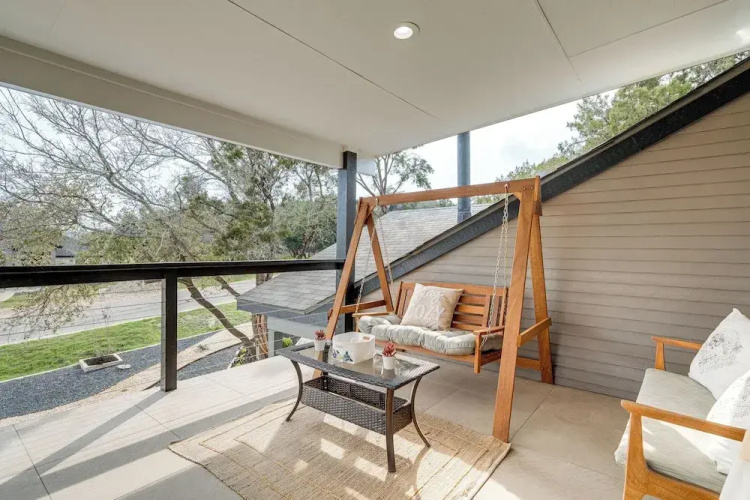 Lago Vista Home w/ Putting Green, Pool & Jacuzzi