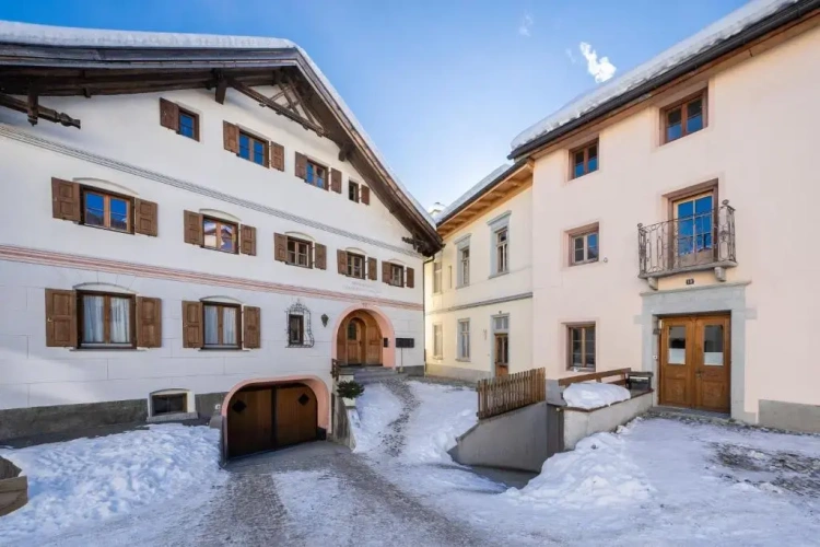 3 Bedrooms Apartment