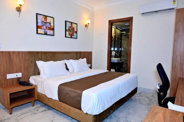 Deluxe Double room with city view