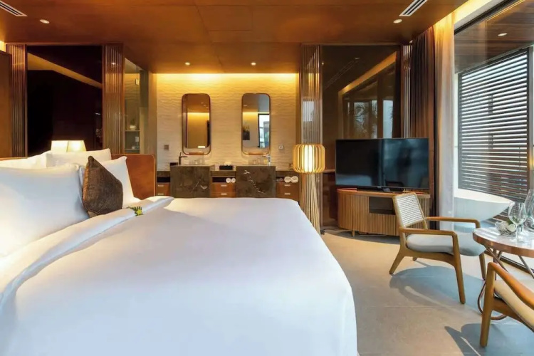 5BR Luxury Villa: Elite Services & Privacy