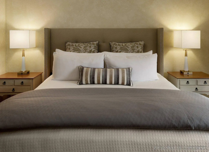Pelican Inn & Suites