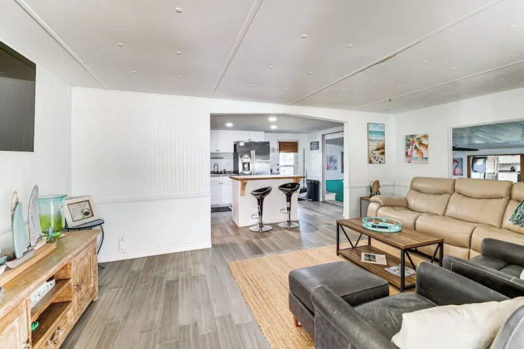 2 Mi to Beach! Canal-front Escape in Crystal River