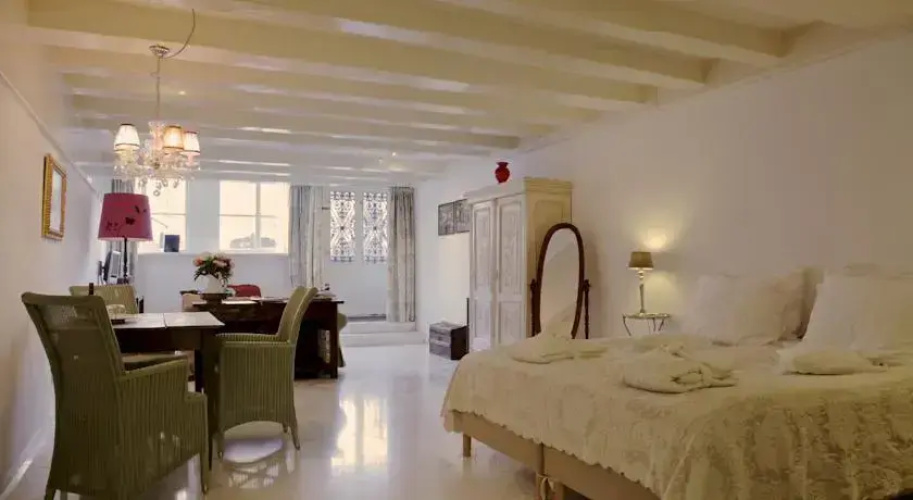 Bed & Kitchen