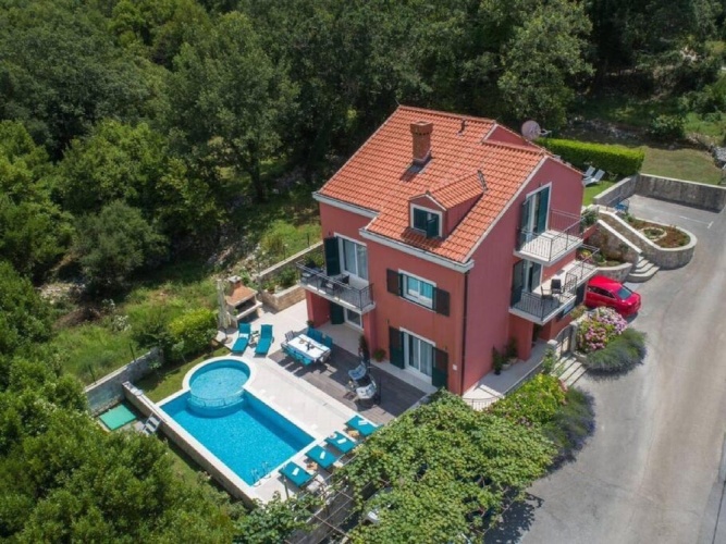 5 Bedrooms Villa
