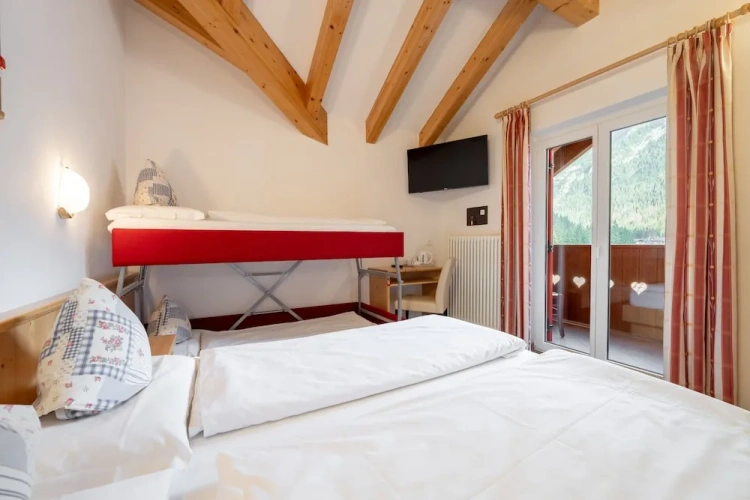 Standard Quadruple room with balcony and with mountain view