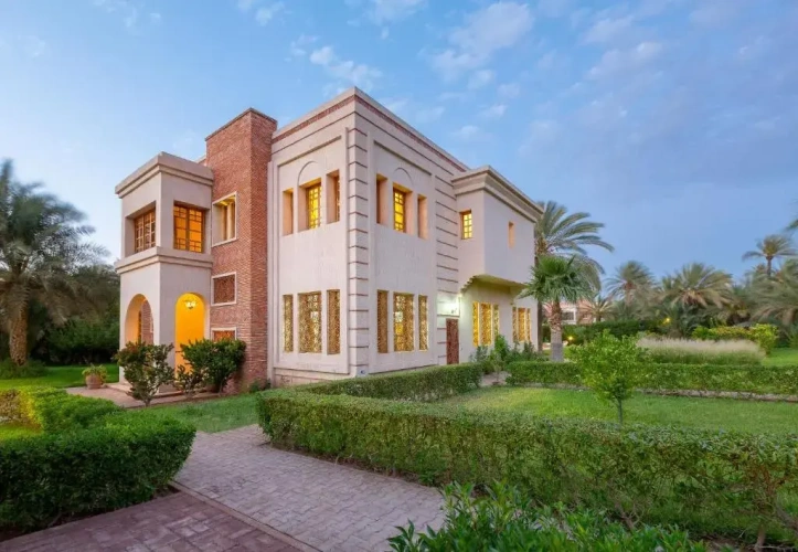 5 Bedrooms Villa