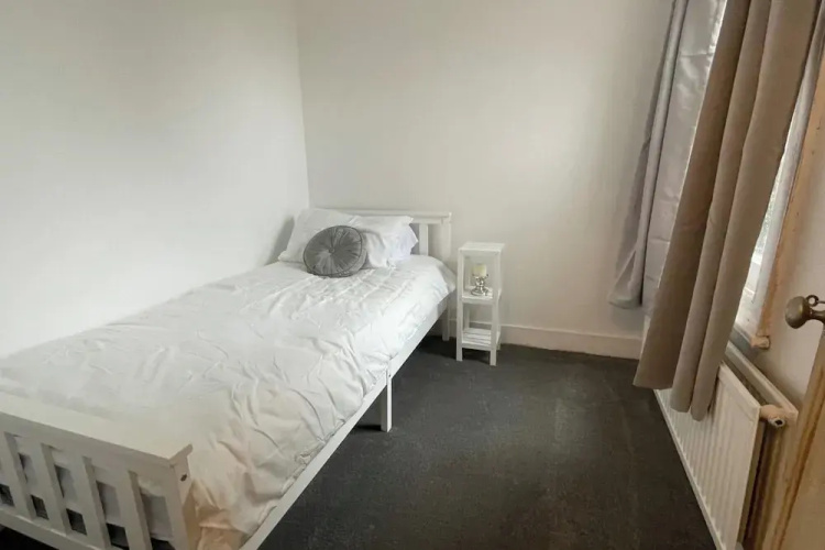 House - Sleeps 6 - Garden - Parking