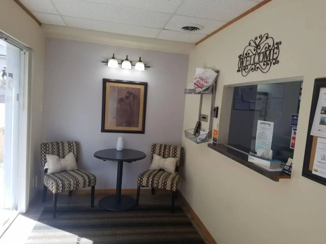 Price Pointe Inn