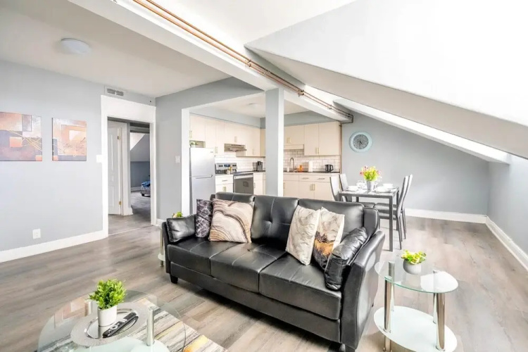 Charming 2BR Apartment In Downtown Hamilton
