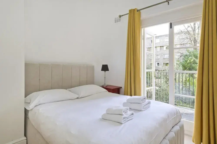 Bright one Bedroom Apartment With Balcony in Maida Vale by Underthedoormat