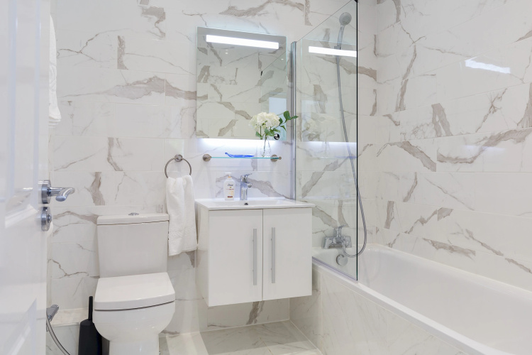Sophisticated modern 2-bed 2-bath on Cromwell rd